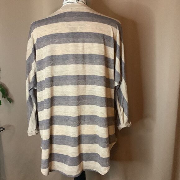 Enter pin is 24 1/2 length and the phone is 24 1/2 in the back it’s 28 1/2. 9/1 - Picture 5 of 8